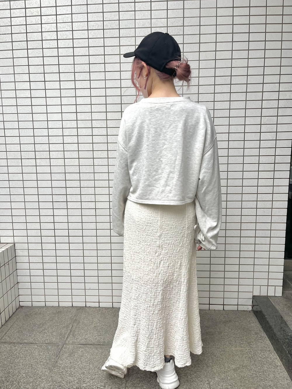 ホワイト系のスカート、ホワイト系のスウェット、ホワイト系のスニーカーを着用したレディースの春コーディネートの3枚目の写真