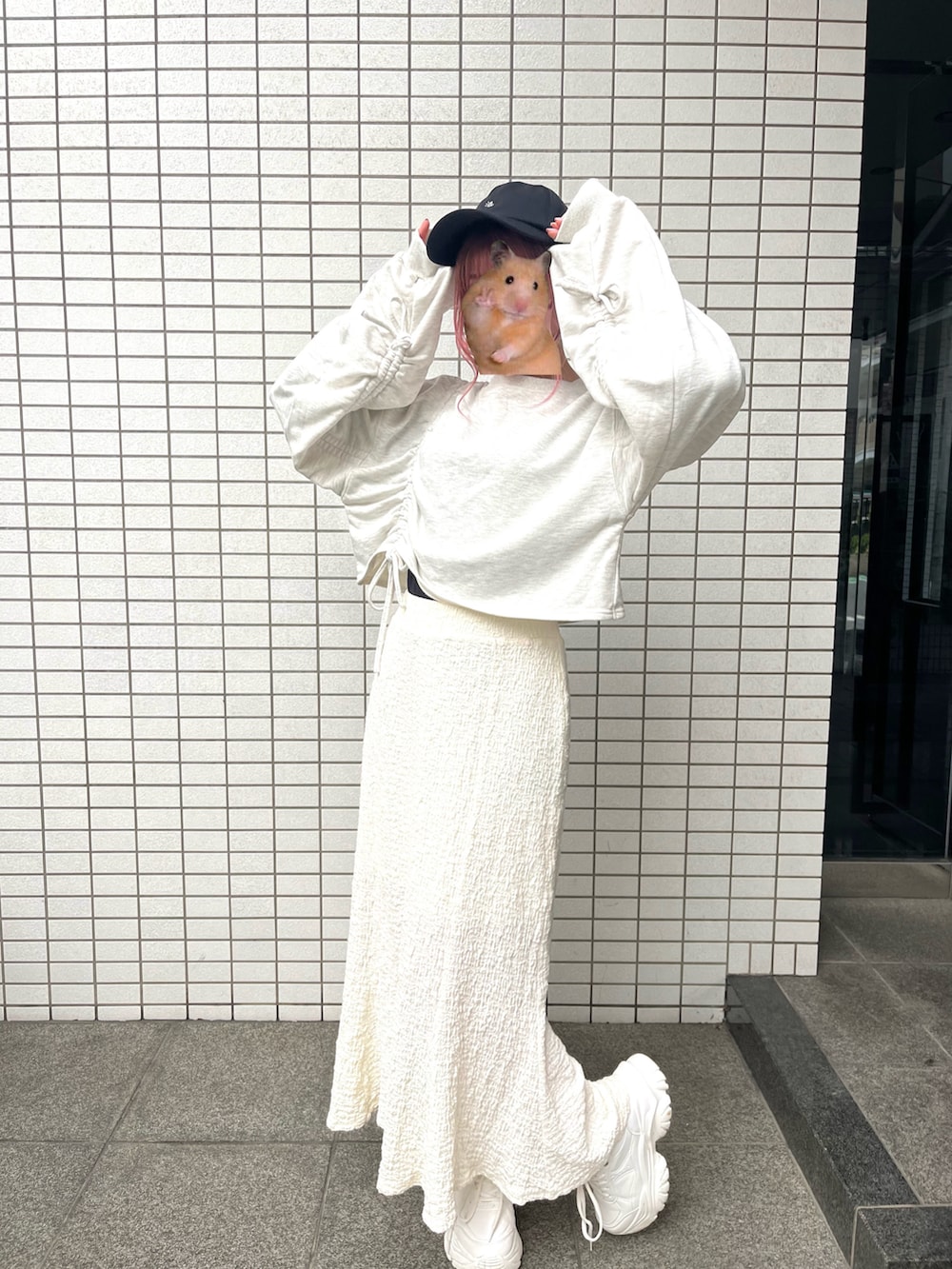 ホワイト系のスカート、ホワイト系のスウェット、ホワイト系のスニーカーを着用したレディースの春コーディネートの2枚目の写真