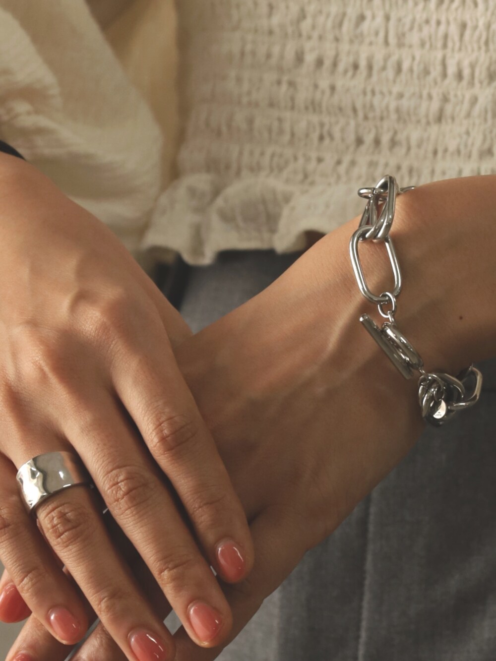 「LHME、夏コーデ、シルバーアクセサリー、ハートネックレス、ブレスレット、シルバーブレスレット、チェーンブレスレット、おおぶりネックレス、きれいめカジュアル、シルバーリング、プチプラ」｜「LHMEのLHME アクアリング/サージカルステンレス316L（金属アレルギー対応）（リング、シルバー系）」を使った、komaさん（レディース・158cm）の夏コーディネートの3枚目の写真
