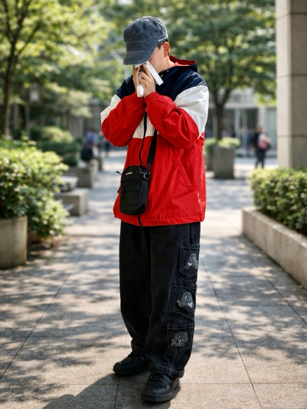 ホワイト系のTシャツ/カットソー、ベージュ系のTシャツ/カットソー、レッド系のナイロンジャケットを着用したメンズの春コーディネートの2枚目の写真