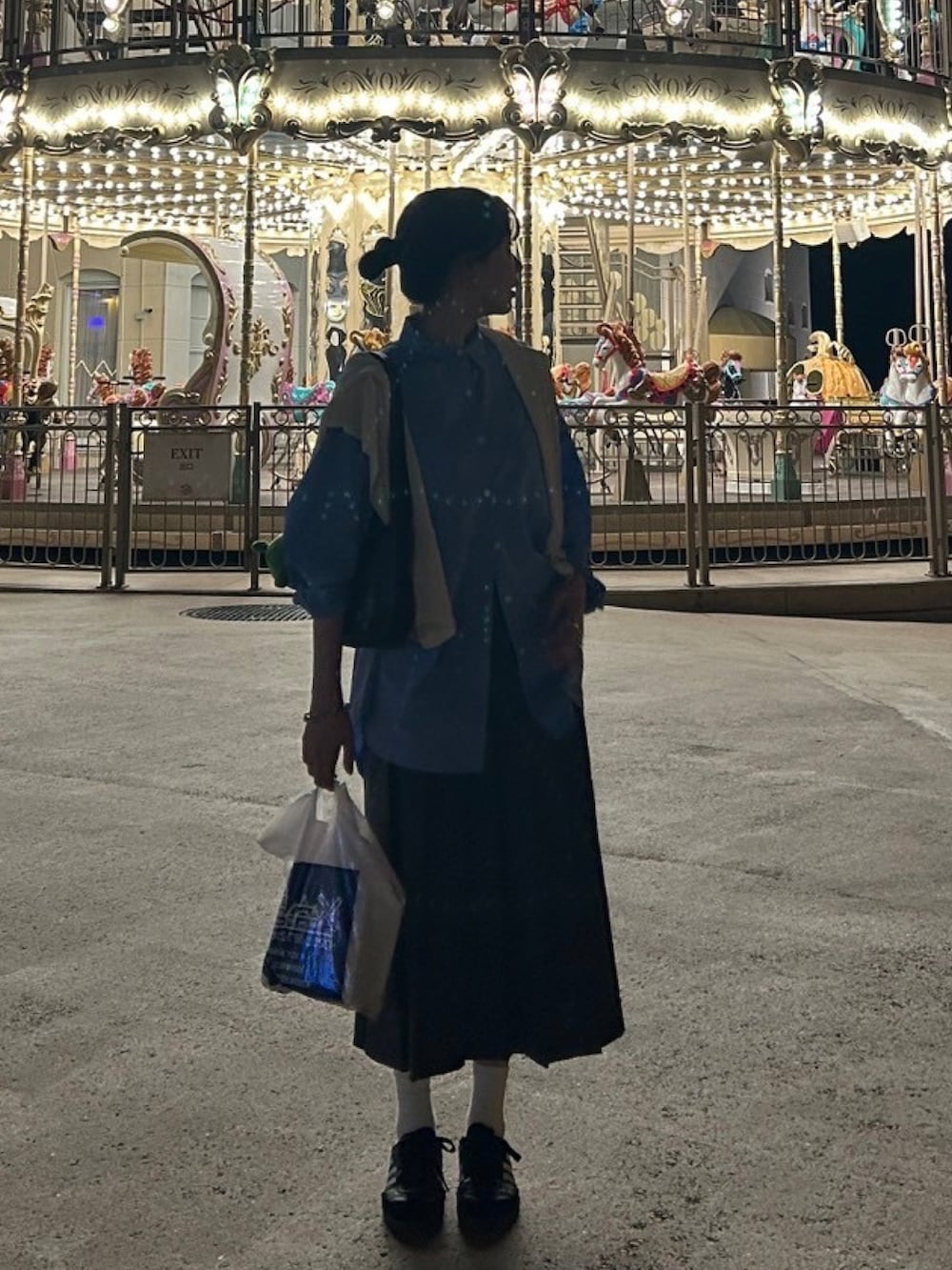 ブルー系のシャツ/ブラウス、イエロー系のTシャツ/カットソー、グレー系のスカートを着用したレディースの秋コーディネートの2枚目の写真