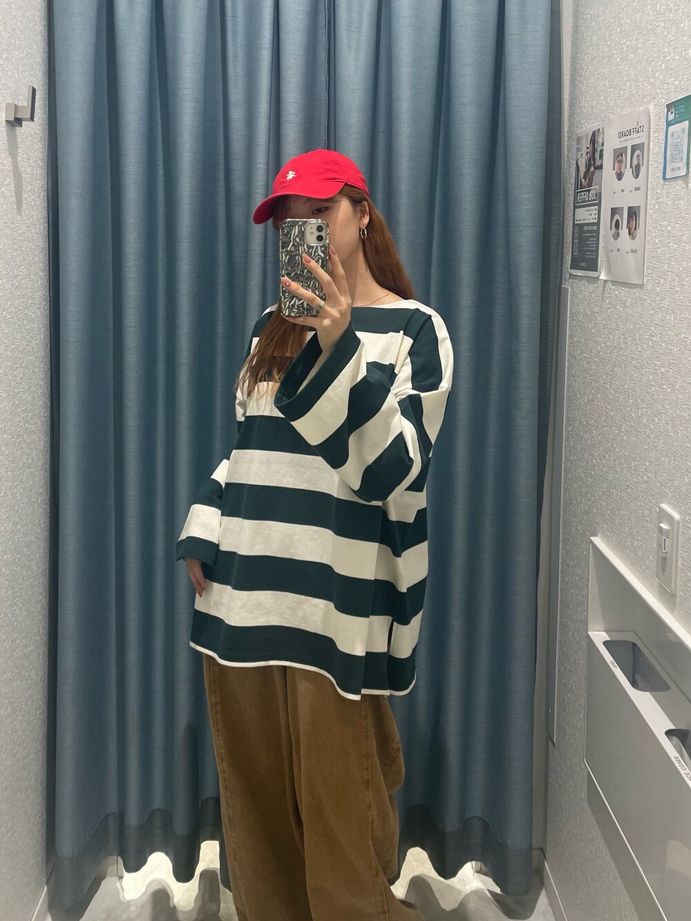 グリーン系のTシャツ/カットソー、ブラウン系のデニムパンツ、レッド系のキャップを着用したレディースの夏コーディネートの2枚目の写真