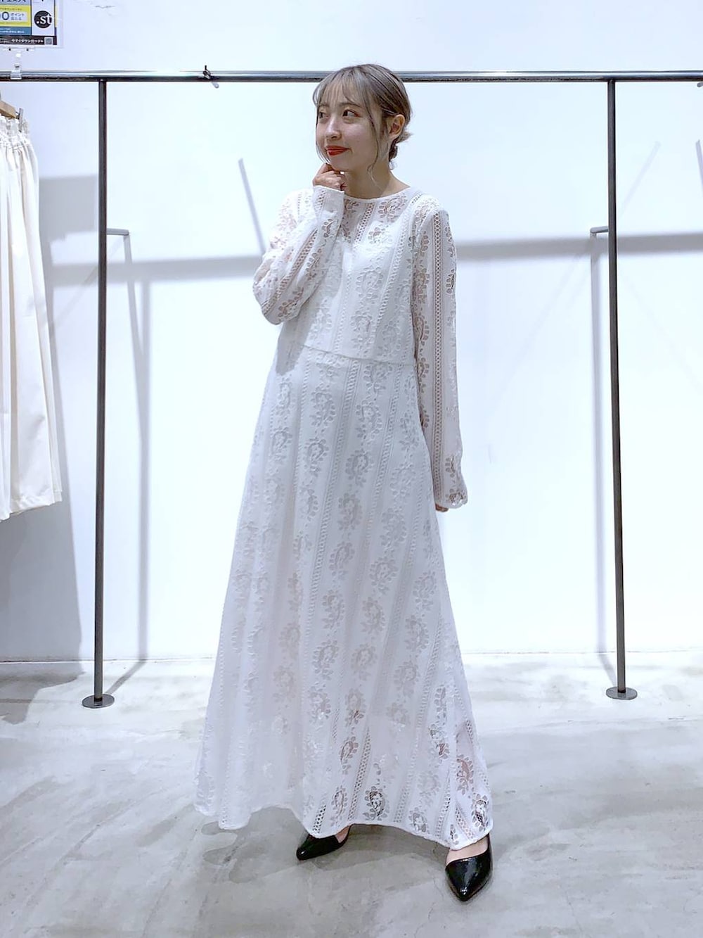 ホワイト系のドレス、ブラック系のパンプスを着用したレディースの夏コーディネートの2枚目の写真