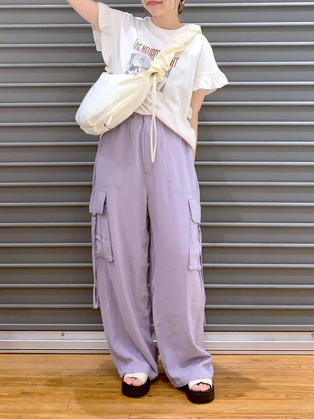 ホワイト系のTシャツ/カットソー、ホワイト系のサンダル、パープル系のカーゴパンツを着用したレディースの夏コーディネートの6枚目の写真