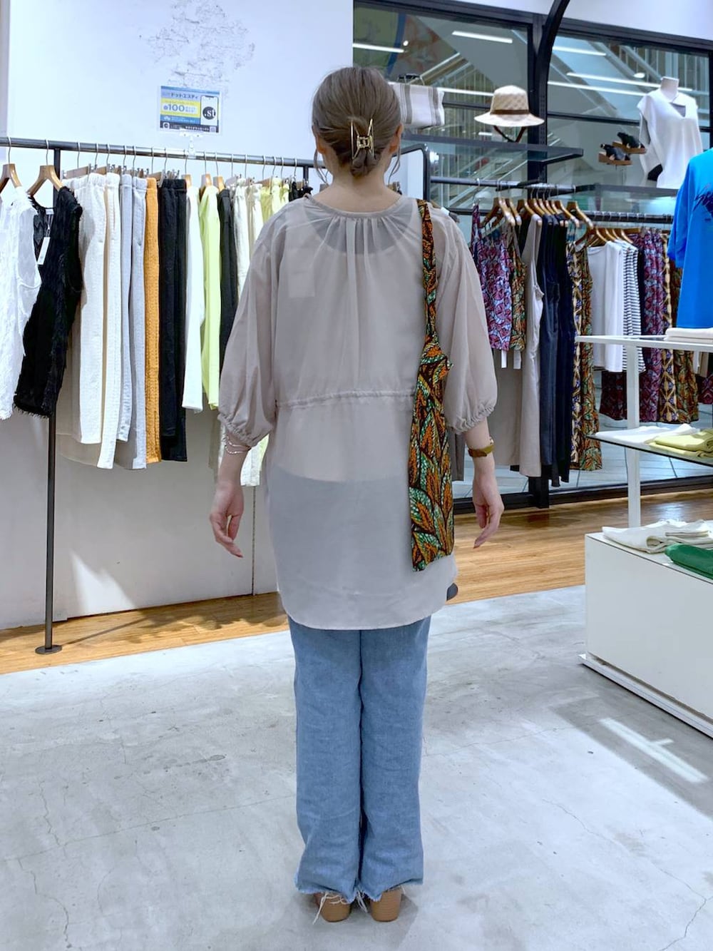 ベージュ系のシャツ/ブラウス、ブルー系のデニムパンツ、シルバー系のサンダルを着用したレディースの夏コーディネートの2枚目の写真