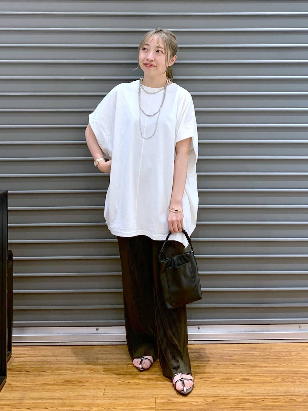 その他のサンダル、ブラウン系のその他パンツ、ブラック系のショルダーバッグを着用したレディースの夏コーディネートの4枚目の写真