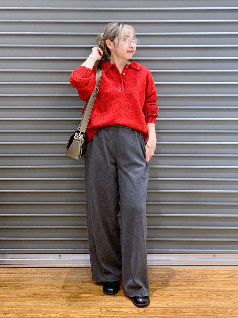 その他のショルダーバッグ、グレー系のその他パンツ、レッド系のニット/セーターを着用したレディースの冬コーディネートの5枚目の写真