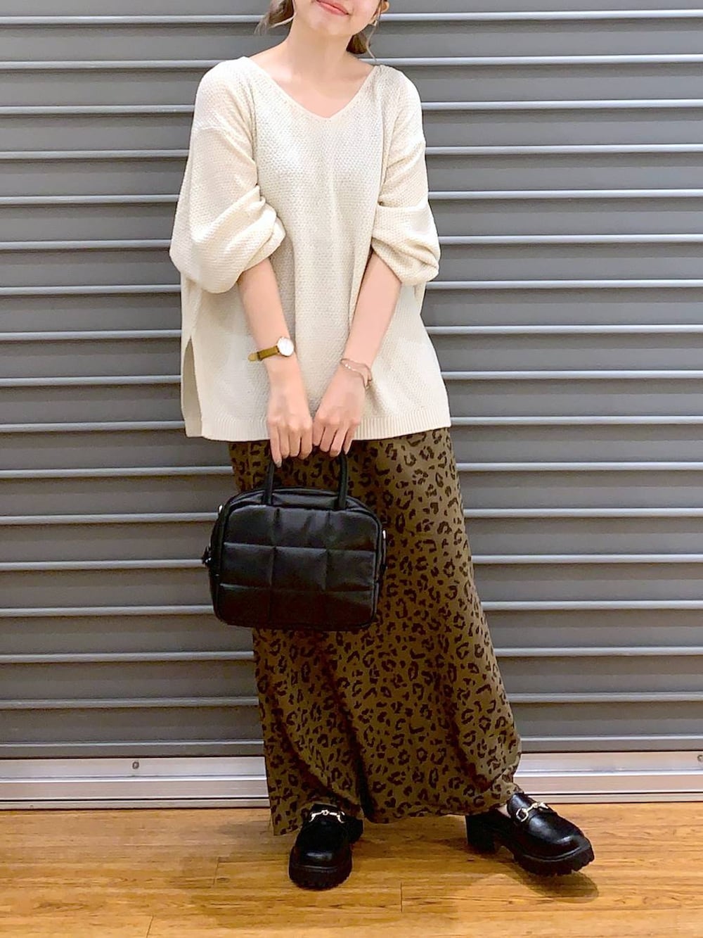 ホワイト系のニット/セーター、ブラック系のローファー、その他のスカートを着用したレディースの秋コーディネートの4枚目の写真