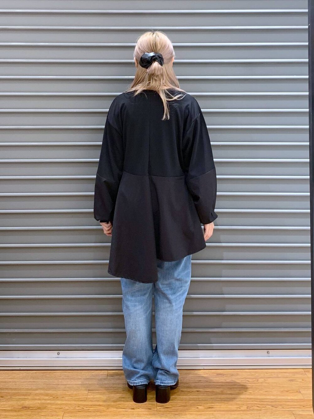 ブルー系のデニムパンツ、グレー系のショルダーバッグ、ブラック系のその他シューズを着用したレディースの秋コーディネートの2枚目の写真