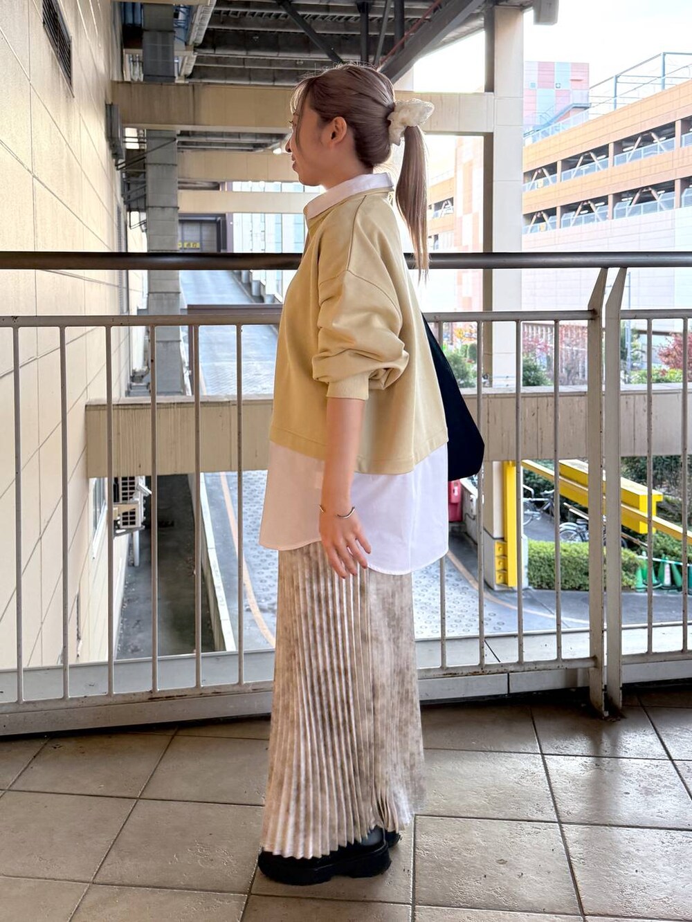 ホワイト系のスカートを着用したレディースの冬コーディネートの3枚目の写真