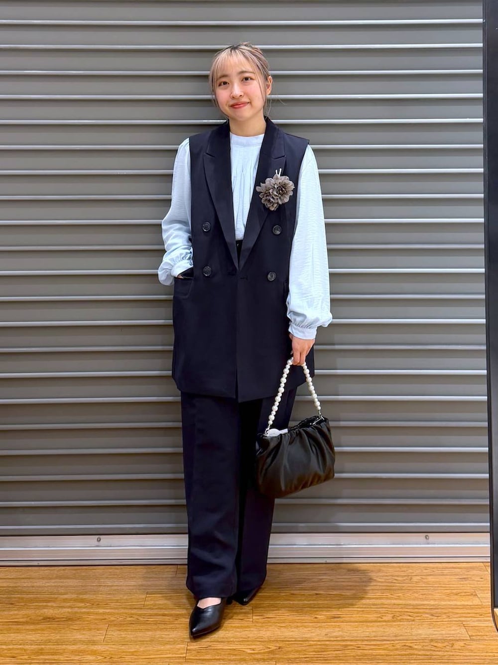 ブルー系のその他パンツ、ブルー系のその他アウター、ブルー系のシャツ/ブラウスを着用したレディースの冬コーディネートの6枚目の写真