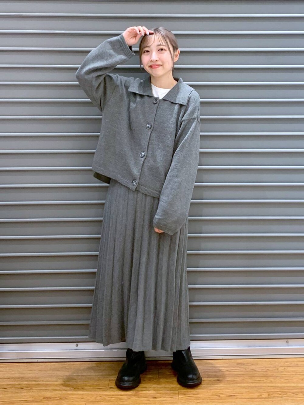 ブラック系のショルダーバッグ、グリーン系のその他アウター、ブラック系のブーツを着用したレディースの冬コーディネートの4枚目の写真