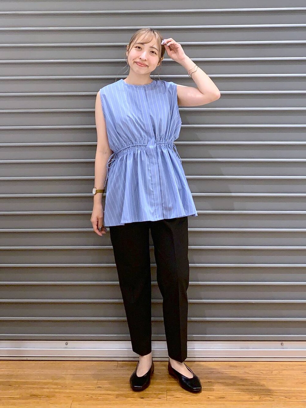 ブラック系のパンプス、ブラック系のその他パンツ、ブルー系のシャツ/ブラウスを着用したレディースの夏コーディネートの4枚目の写真