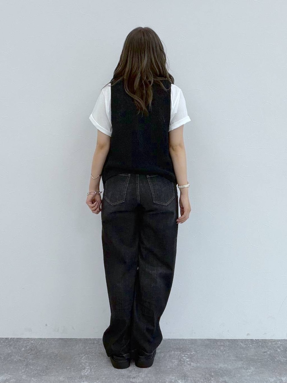 その他のショルダーバッグ、ブラック系のサンダル、ホワイト系のTシャツ/カットソーを着用したレディースの夏コーディネートの2枚目の写真