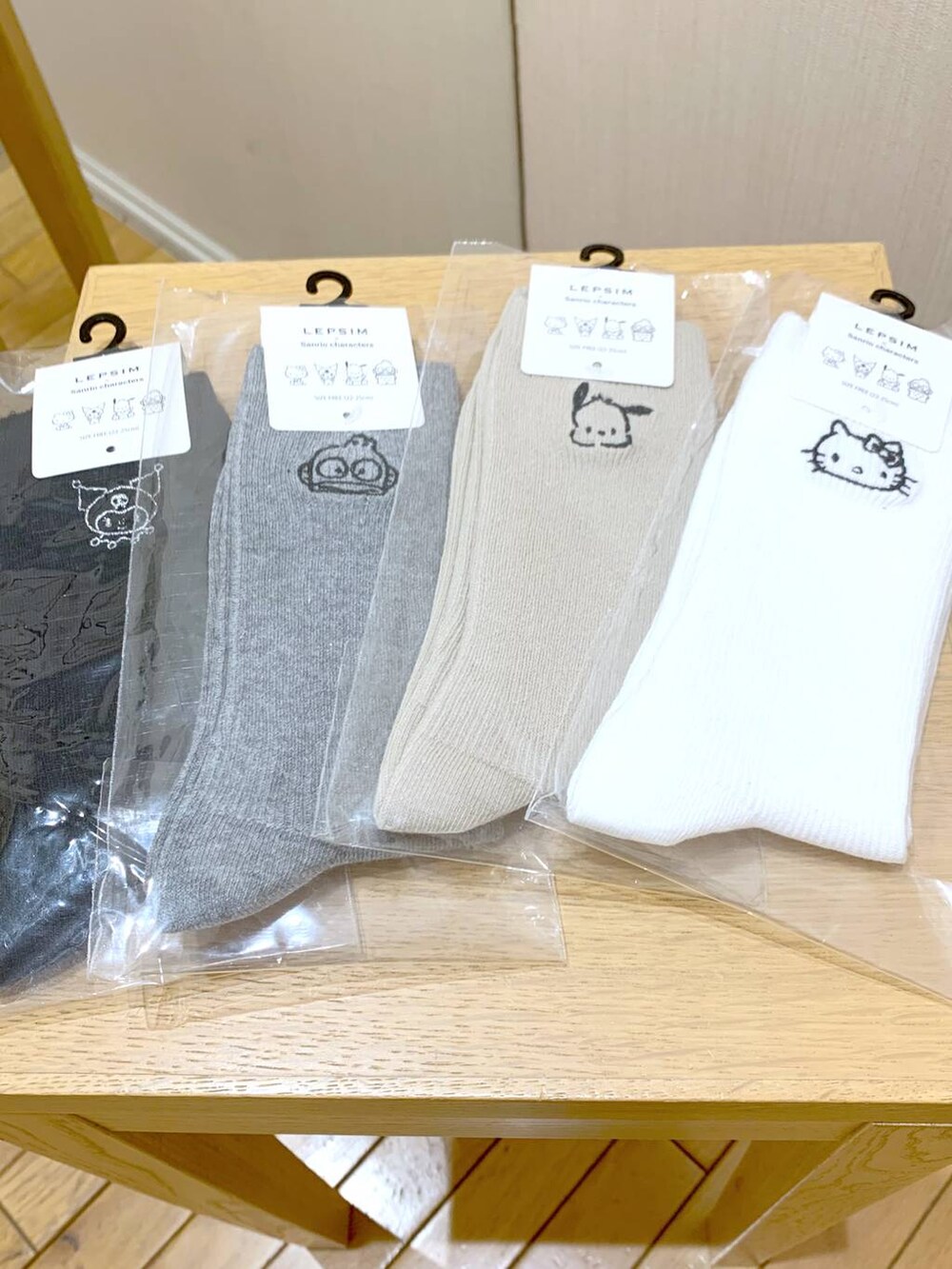 ベージュ系のソックス/靴下、ブラック系のソックス/靴下、ホワイト系のソックス/靴下を着用したレディースの夏コーディネートの2枚目の写真