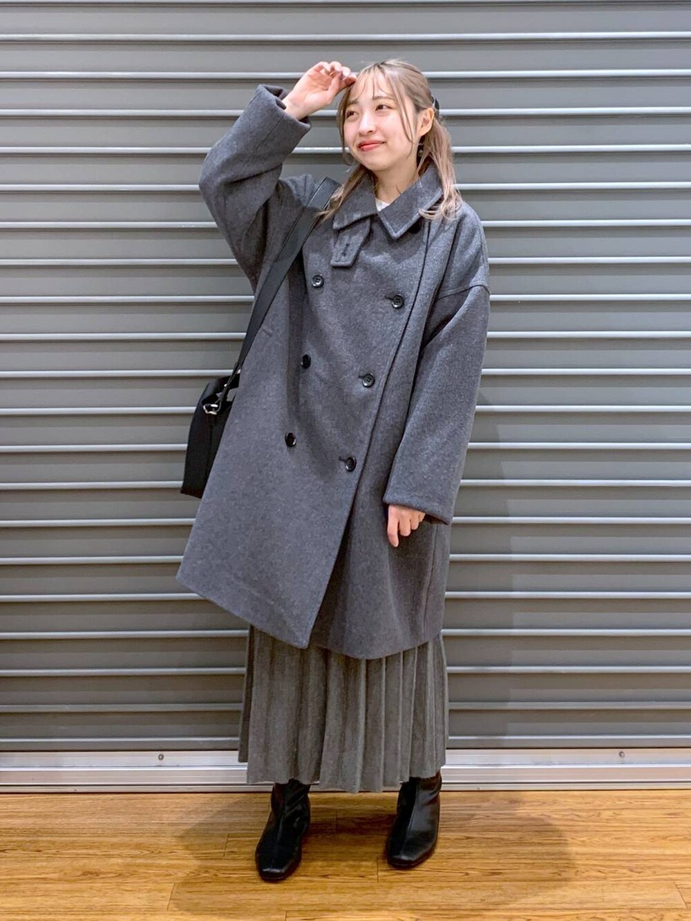 グレー系のその他アウター、ブラック系のブーツ、グレー系のワンピースを着用したレディースの冬コーディネートの5枚目の写真