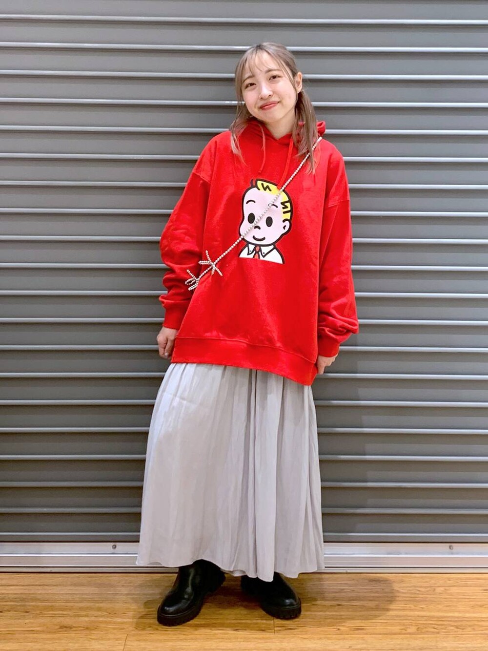 グレー系のその他パンツ、ブラック系のブーツ、レッド系のパーカーを着用したレディースの冬コーディネートの6枚目の写真