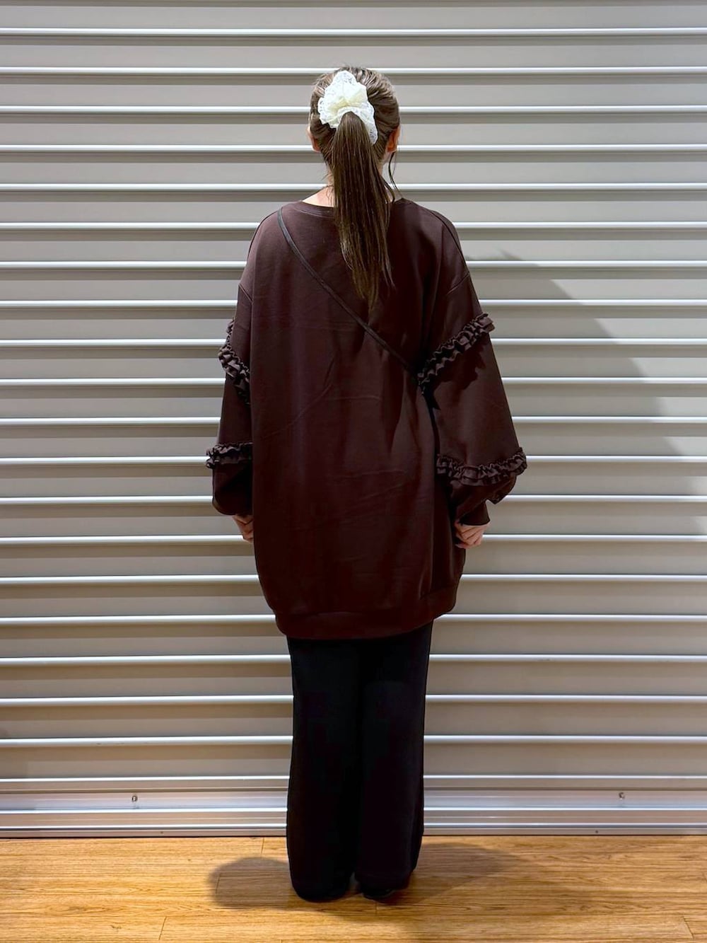 ブラック系のその他パンツ、ブラック系のパンプス、シルバー系のネックレスを着用したレディースの秋コーディネートの2枚目の写真