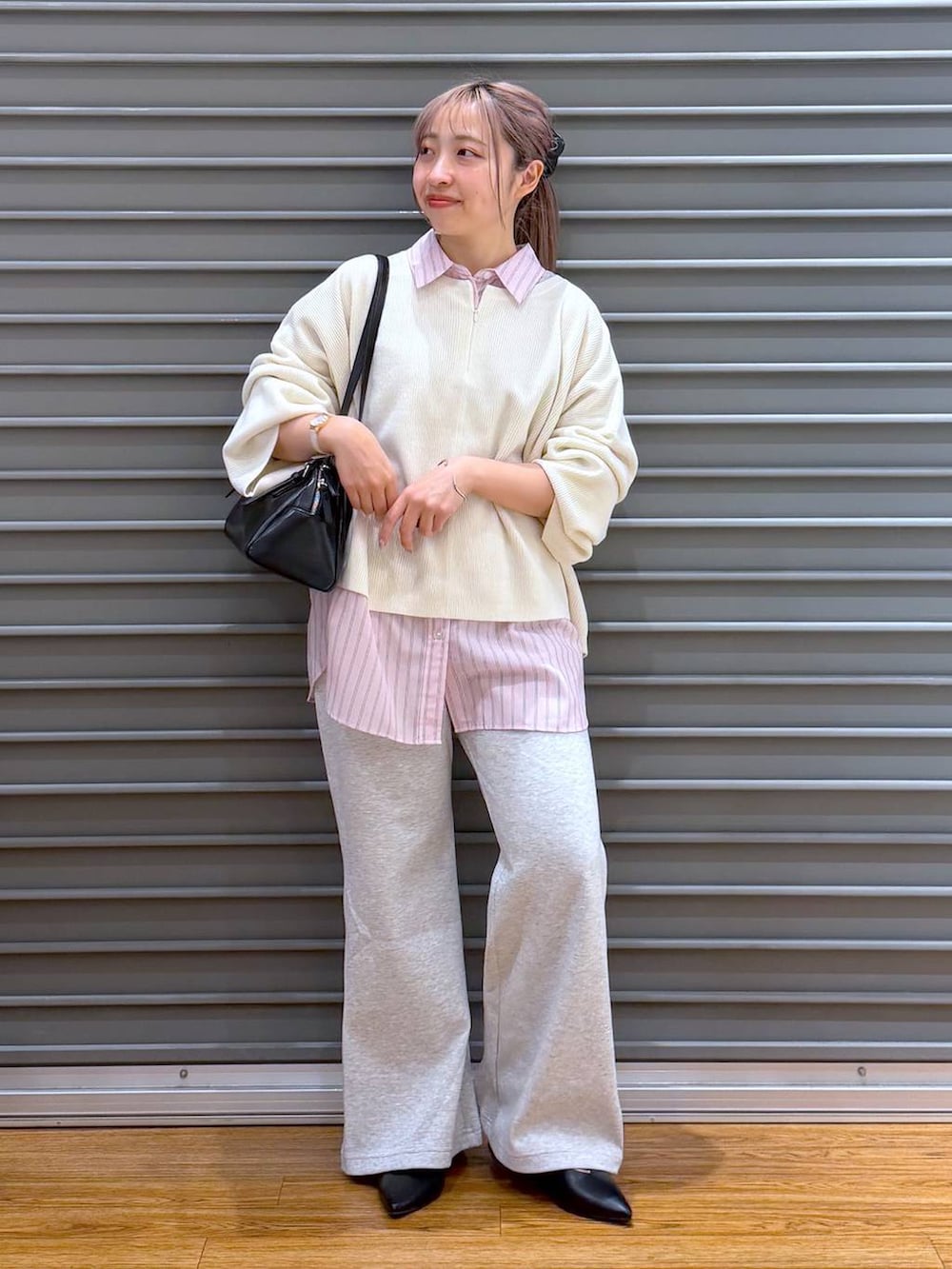 ホワイト系のニット/セーター、ブラック系のボストンバッグ、ブラック系のパンプスを着用したレディースの冬コーディネートの5枚目の写真