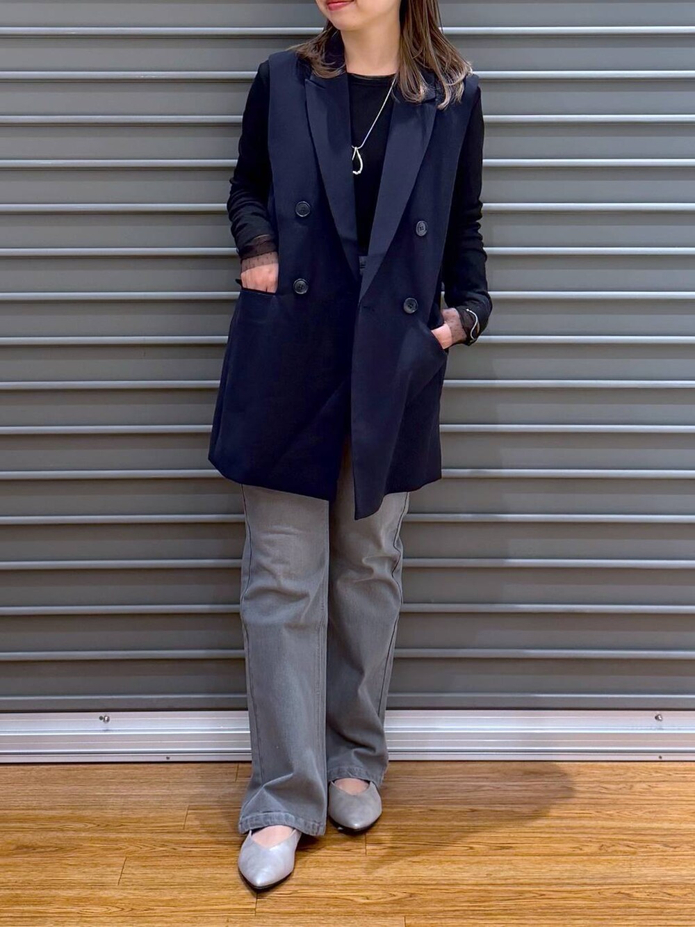 グレー系のショルダーバッグ、ブルー系のその他アウター、ブラック系のTシャツ/カットソーを着用したレディースの冬コーディネートの4枚目の写真