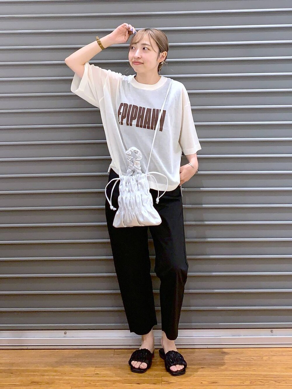 ホワイト系のその他トップス、ブラック系のその他パンツ、シルバー系のショルダーバッグを着用したレディースの夏コーディネートの4枚目の写真