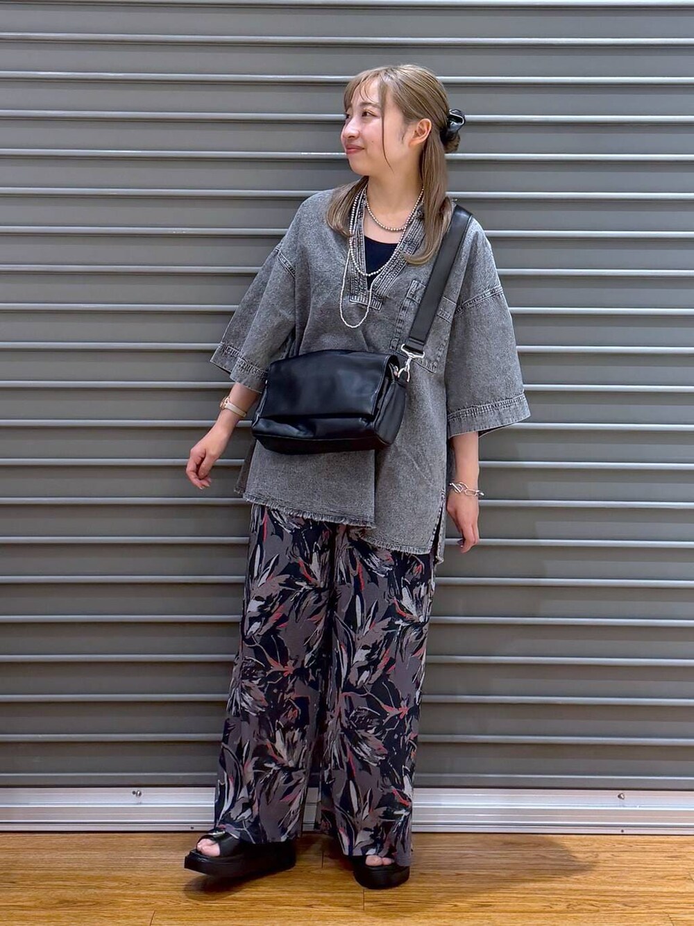 グレー系のその他パンツ、ブラック系のショルダーバッグ、ブラック系のサンダルを着用したレディースの春コーディネートの4枚目の写真