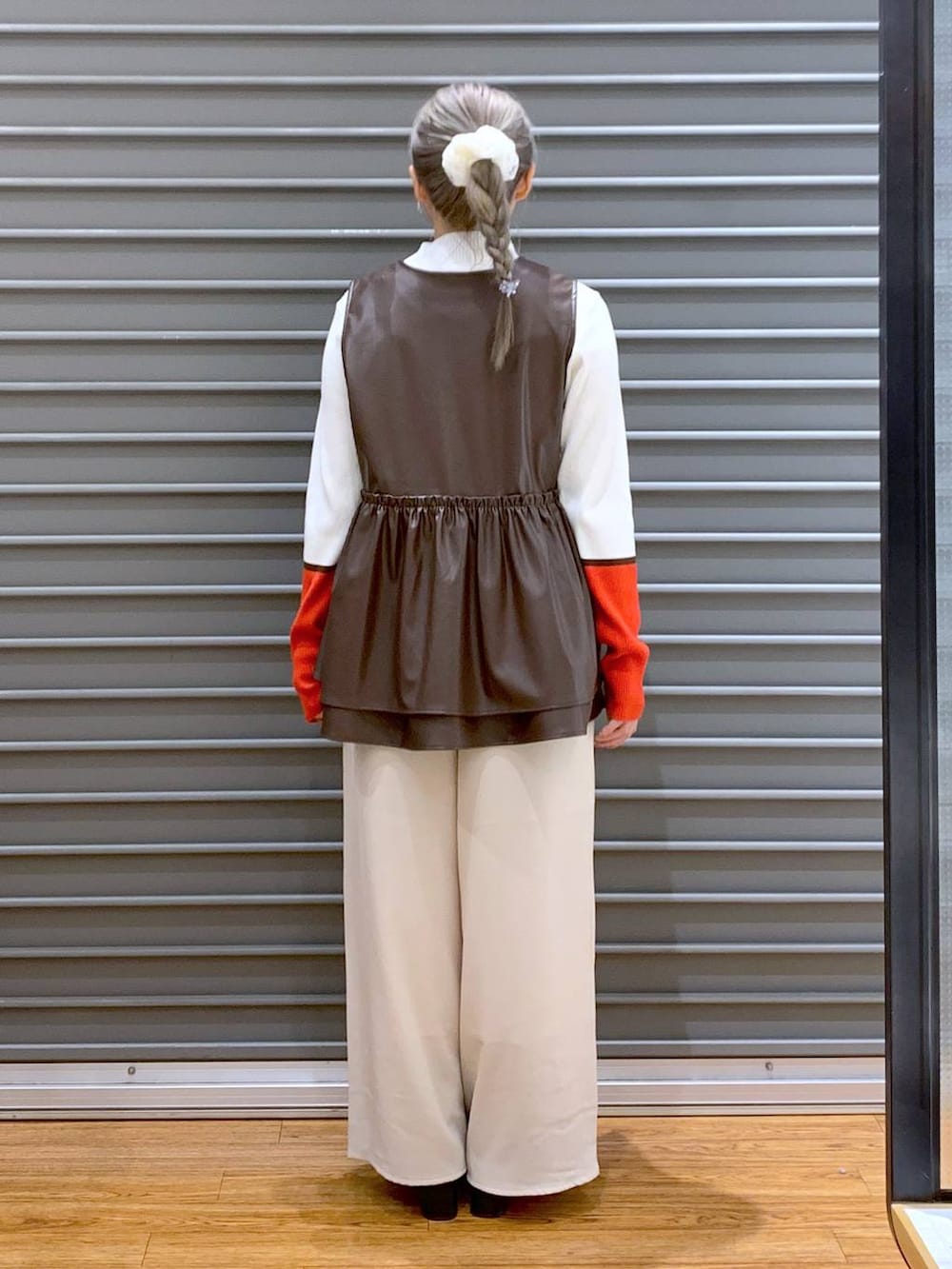 ホワイト系のニット/セーター、グレー系のショルダーバッグ、ホワイト系のその他パンツを着用したレディースの秋コーディネートの2枚目の写真