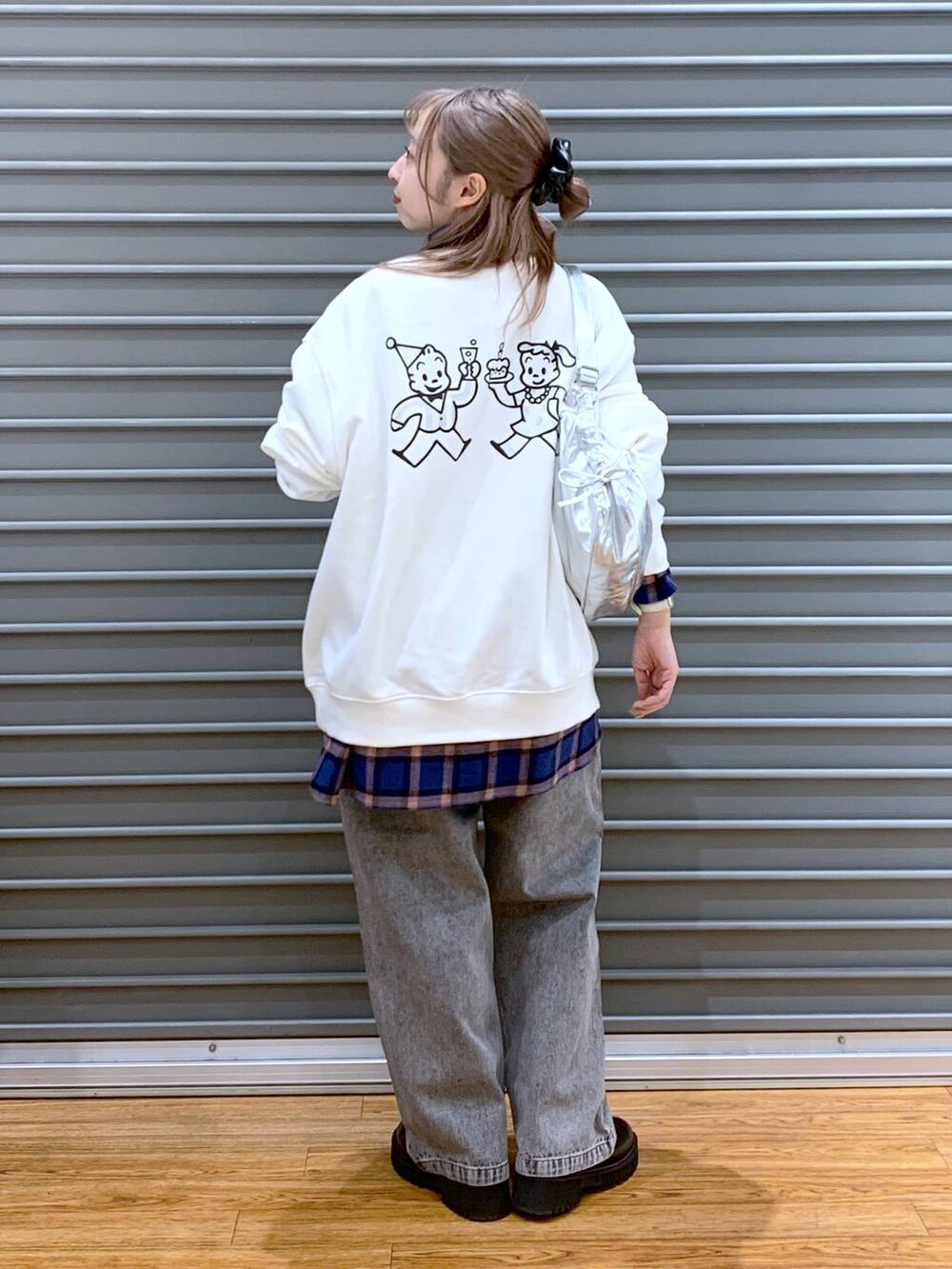 ブラック系のブーツ、グレー系のショルダーバッグ、ホワイト系のスウェットを着用したレディースの冬コーディネートの2枚目の写真