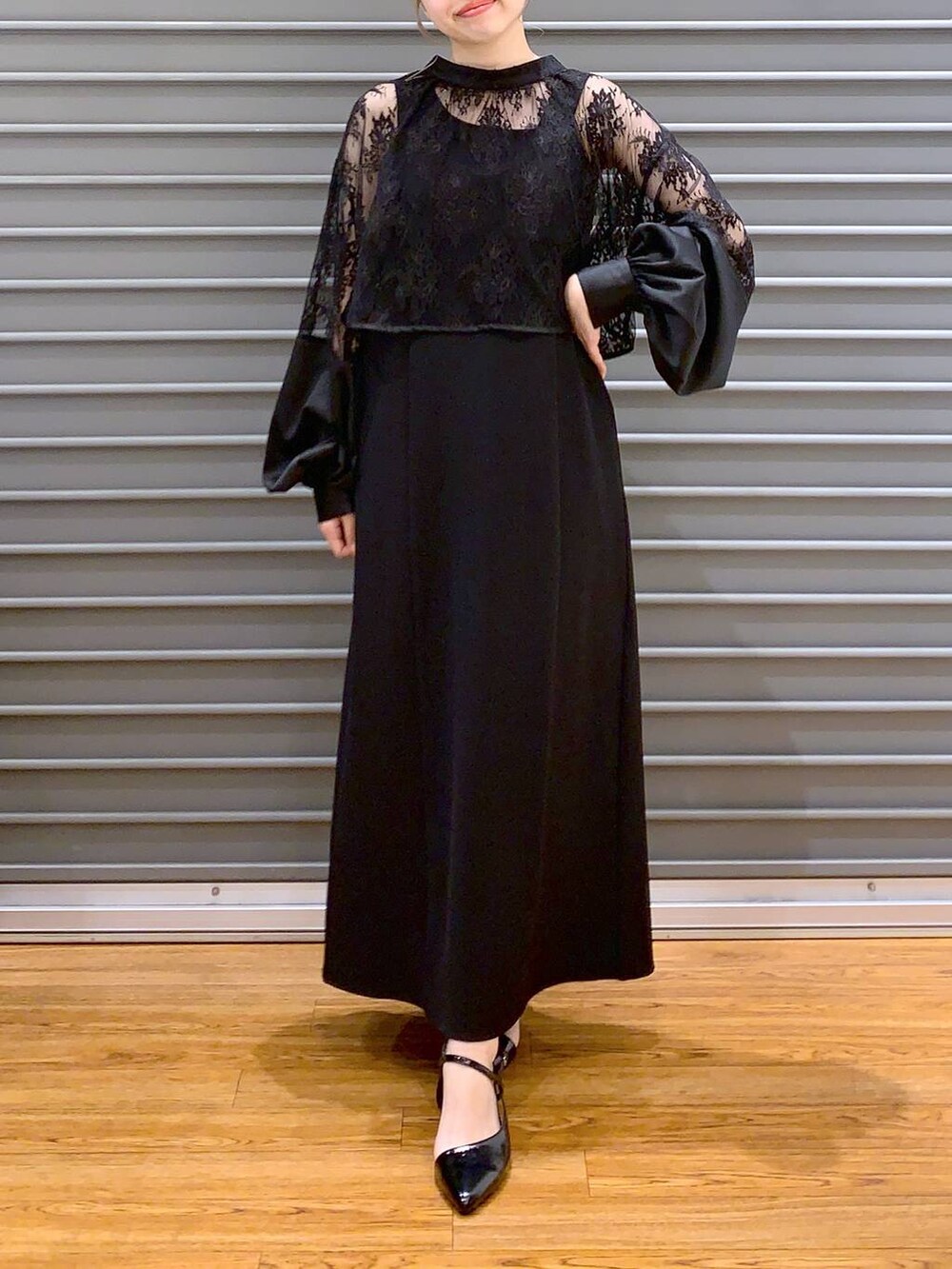 ブラック系のドレス、ブラック系のパンプスを着用したレディースの春コーディネートの4枚目の写真