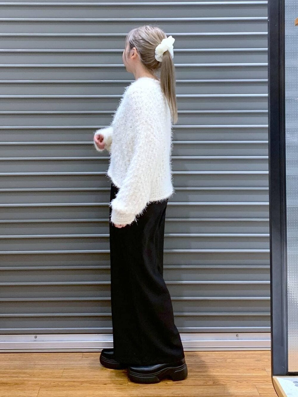 ブラック系のその他パンツ、ブラック系のショルダーバッグ、ブラック系のブーツを着用したレディースの冬コーディネートの3枚目の写真