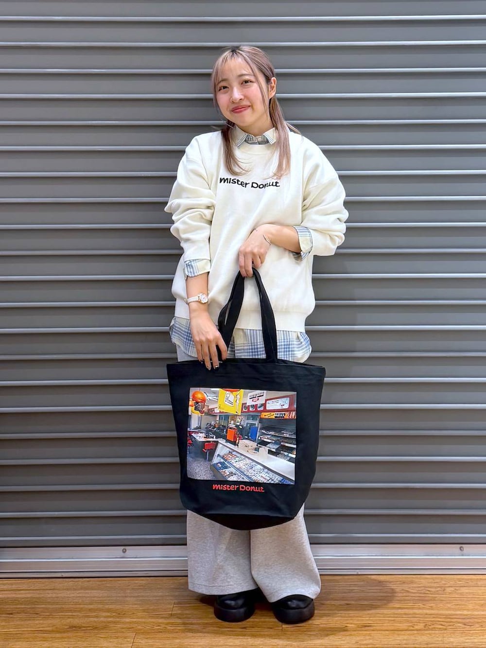 ブラック系のサンダル、ホワイト系のニット/セーター、グレー系のトートバッグを着用したレディースの冬コーディネートの9枚目の写真