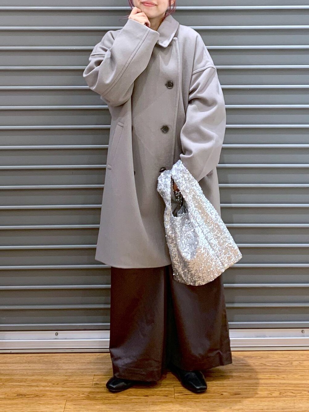 ブラウン系のその他アウター、ブラック系のブーツ、グレー系のその他パンツを着用したレディースの秋コーディネートの3枚目の写真