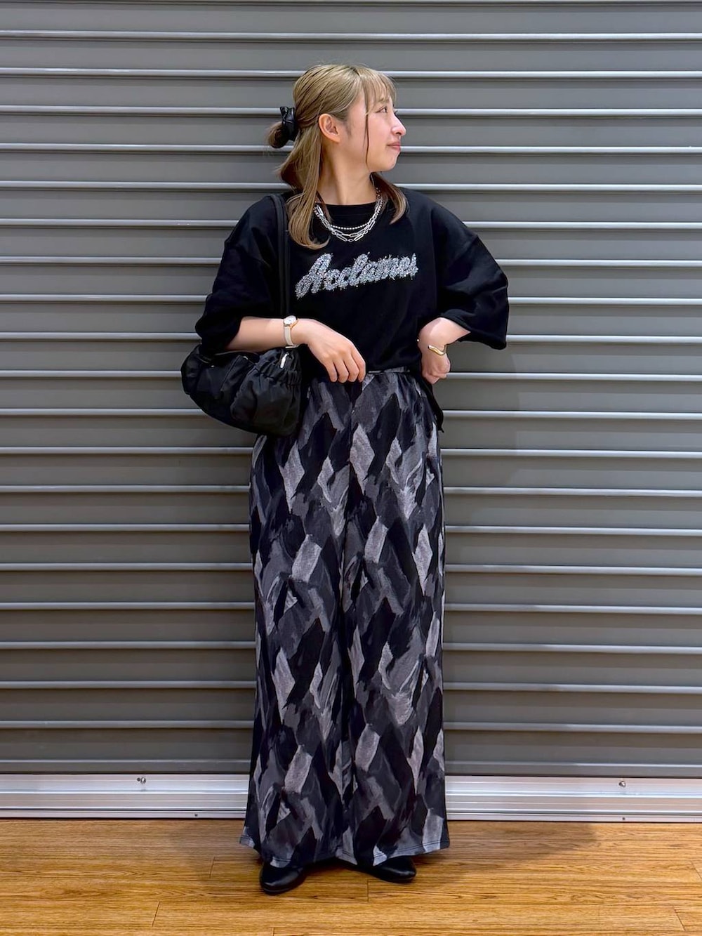 グレー系のその他パンツ、ブラック系のボストンバッグ、ブラック系のパンプスを着用したレディースの春コーディネートの4枚目の写真