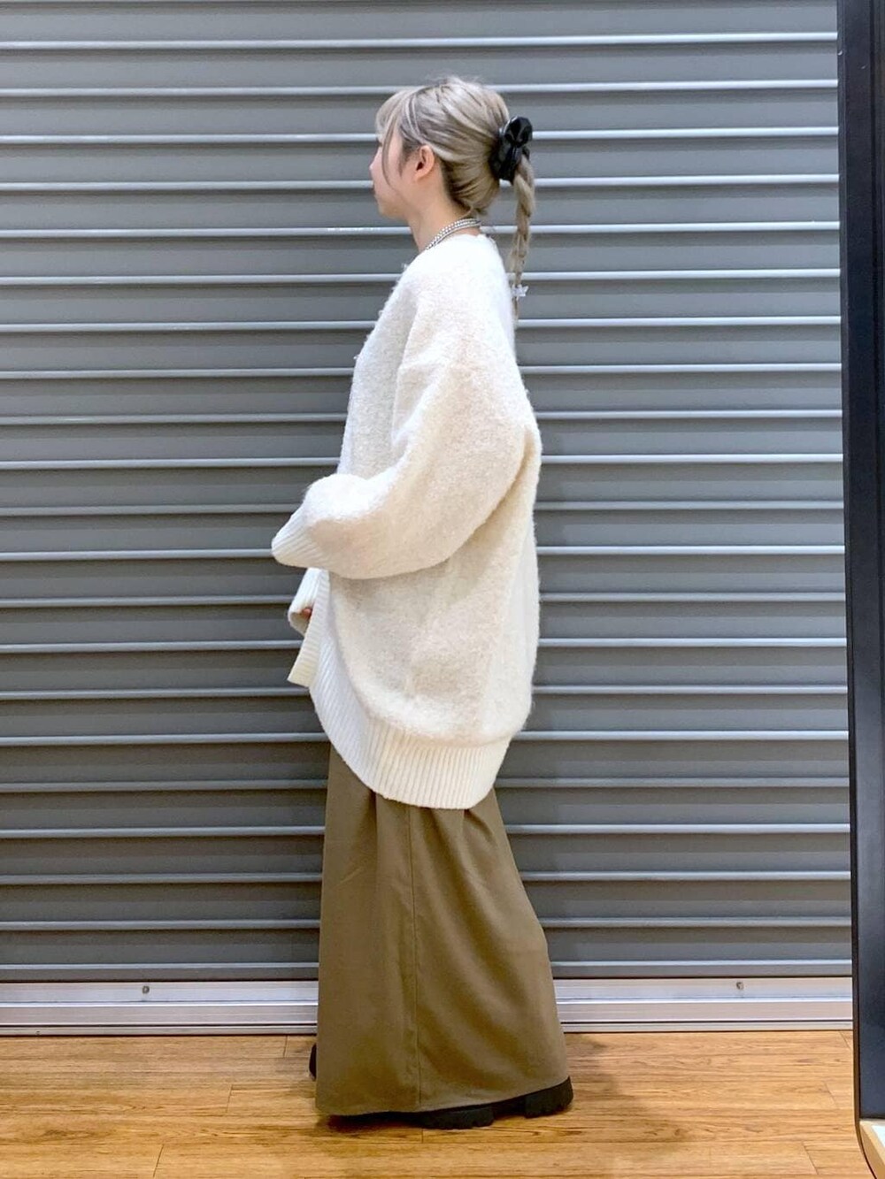 ブラウン系のその他パンツ、ホワイト系のカーディガン/ボレロ、ブラウン系のショルダーバッグを着用したレディースの秋コーディネートの3枚目の写真