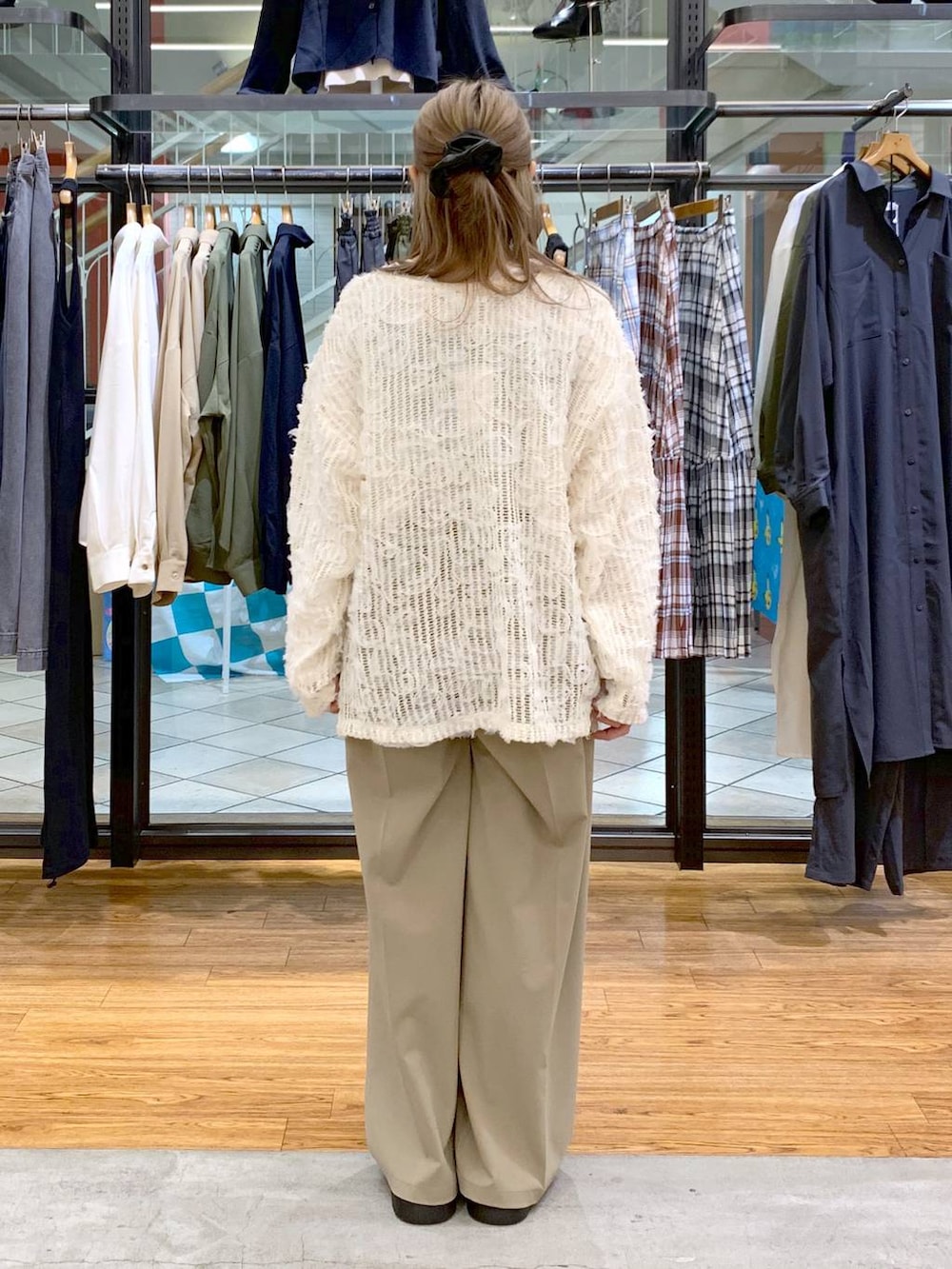 ベージュ系のその他パンツ、ホワイト系のTシャツ/カットソー、ブラック系のサンダルを着用したレディースの春コーディネートの2枚目の写真