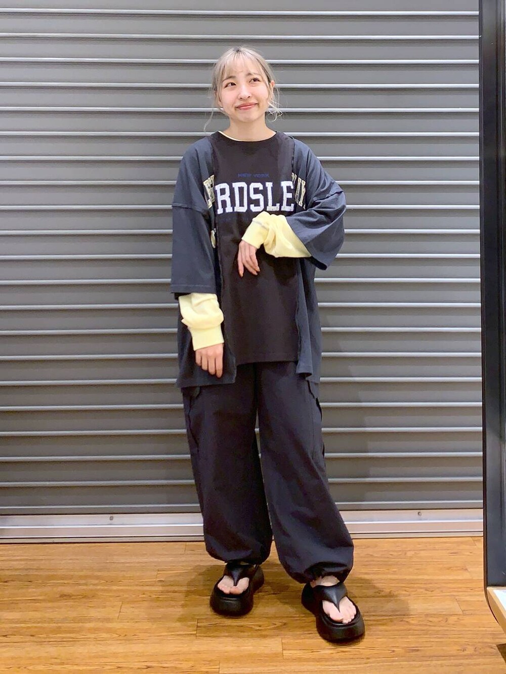 ブラック系のサンダル、グレー系のカーゴパンツ、イエロー系のTシャツ/カットソーを着用したレディースの春コーディネートの5枚目の写真