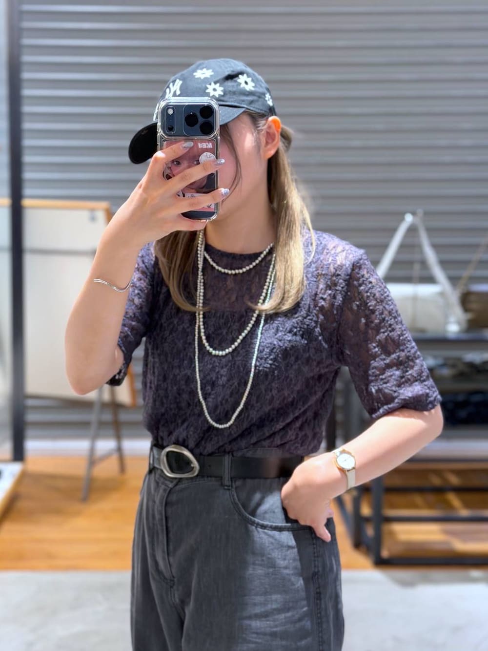 グレー系のTシャツ/カットソー、シルバー系のネックレス、ブラック系のベルトを着用したレディースの夏コーディネートの2枚目の写真