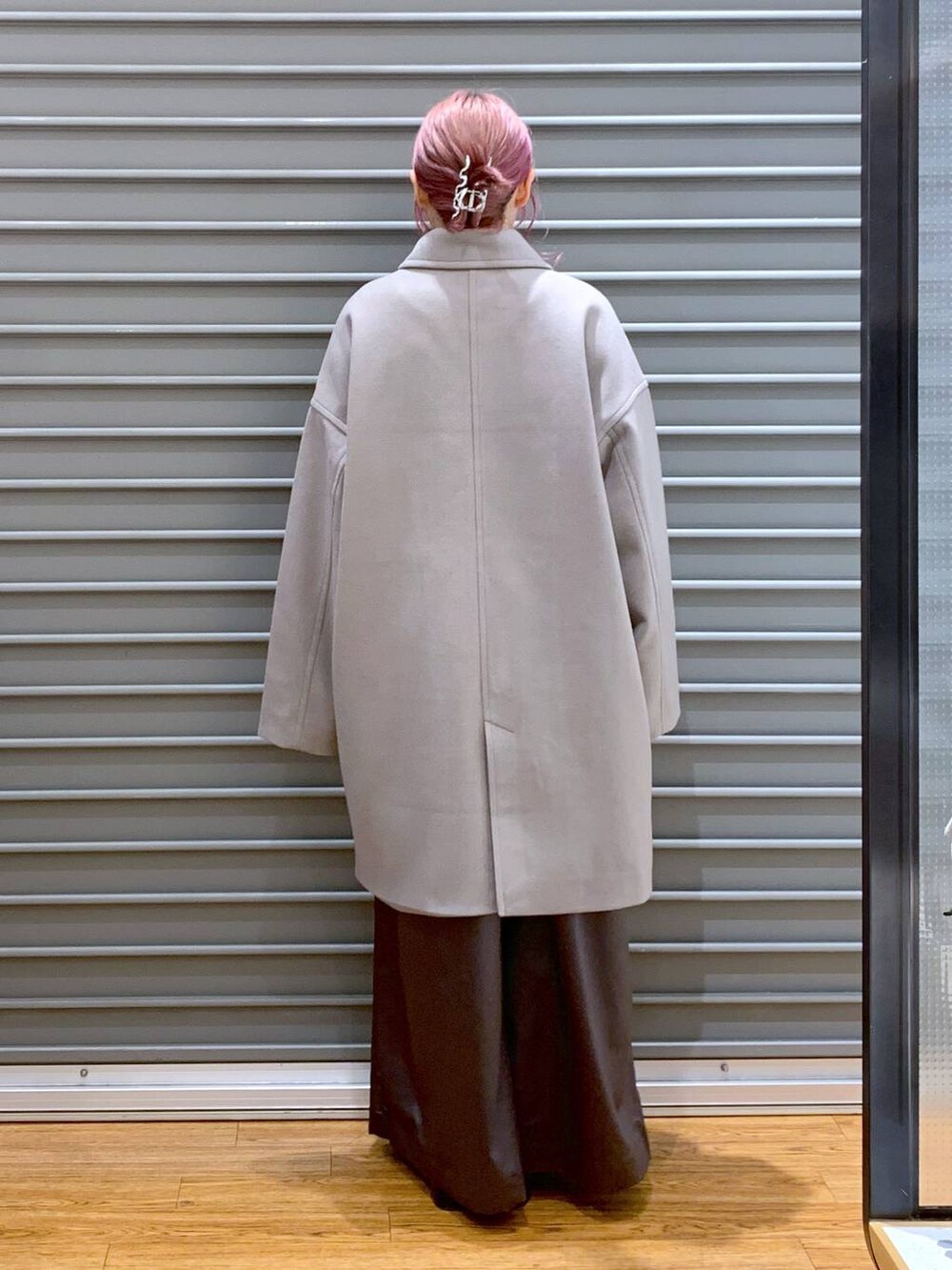 ブラウン系のその他アウター、ブラック系のブーツ、グレー系のその他パンツを着用したレディースの秋コーディネートの2枚目の写真