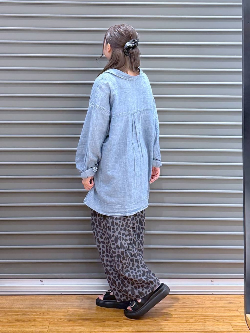 グレー系のその他パンツ、ブラック系のショルダーバッグ、ブラック系のサンダルを着用したレディースの夏コーディネートの3枚目の写真