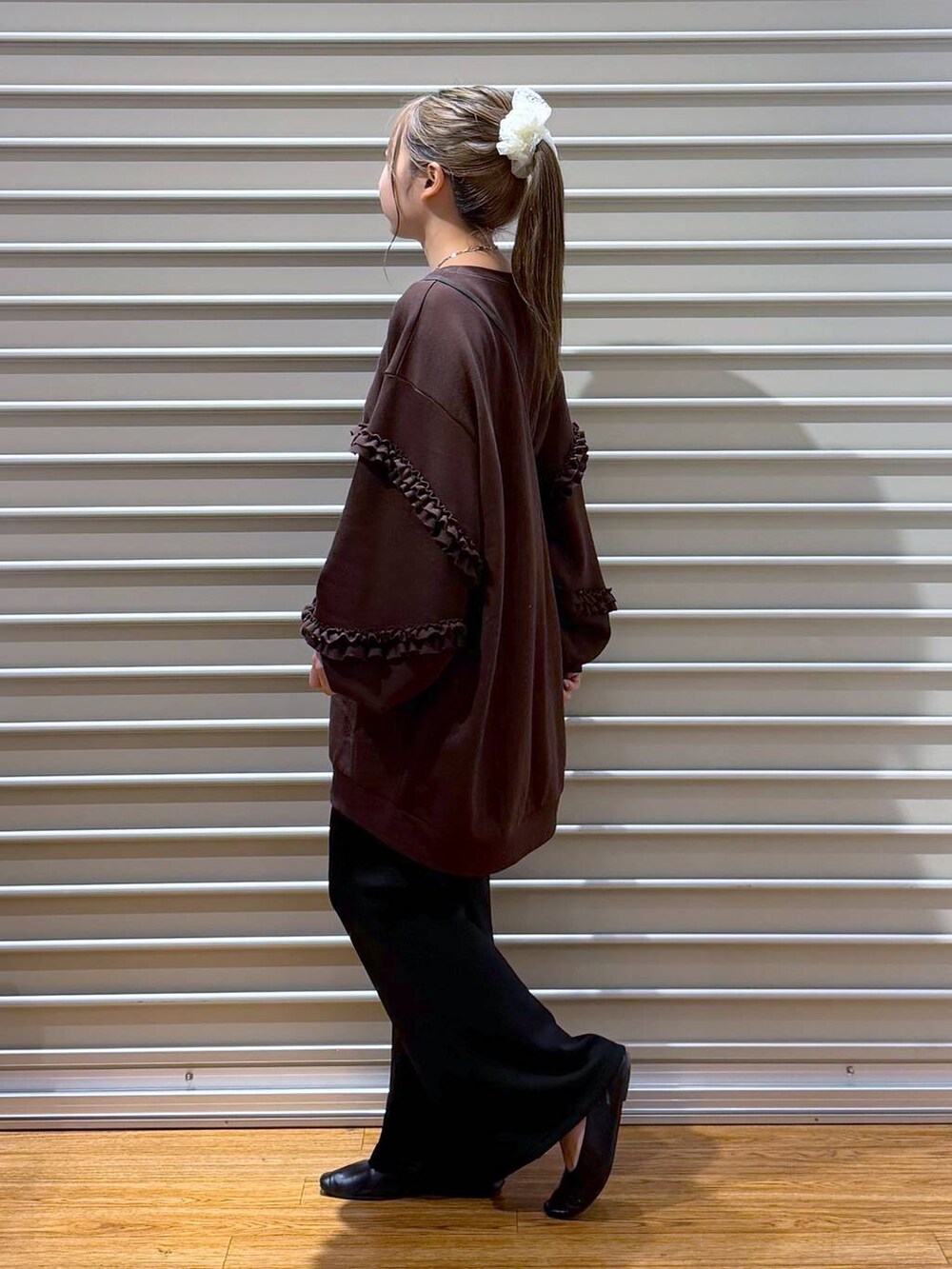 ブラック系のその他パンツ、ブラック系のパンプス、シルバー系のネックレスを着用したレディースの秋コーディネートの3枚目の写真