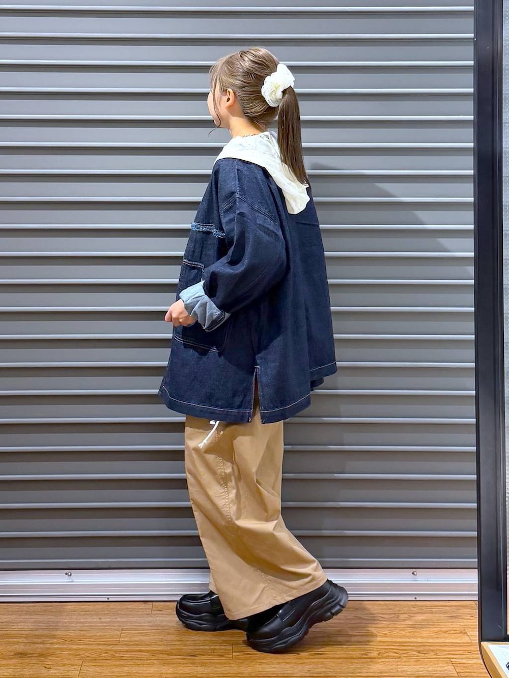ブラック系のローファー、ベージュ系のその他パンツ、イエロー系のショルダーバッグを着用したレディースの夏コーディネートの3枚目の写真