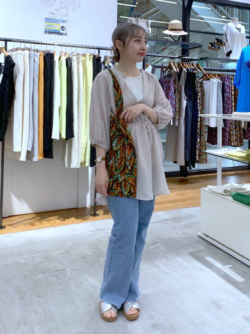 ベージュ系のシャツ/ブラウス、ブルー系のデニムパンツ、シルバー系のサンダルを着用したレディースの夏コーディネートの3枚目の写真