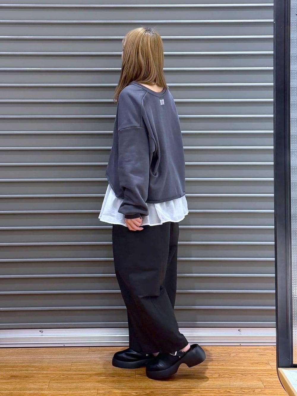 ブラック系のサンダル、ブラック系のショルダーバッグ、ホワイト系のキャミソールを着用したレディースの春コーディネートの3枚目の写真