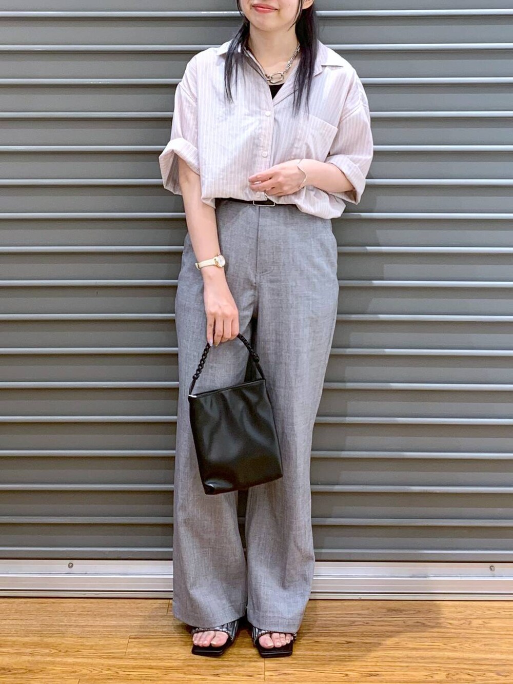 ピンク系のシャツ/ブラウス、グレー系のその他パンツ、ブラック系のショルダーバッグを着用したレディースの夏コーディネートの3枚目の写真