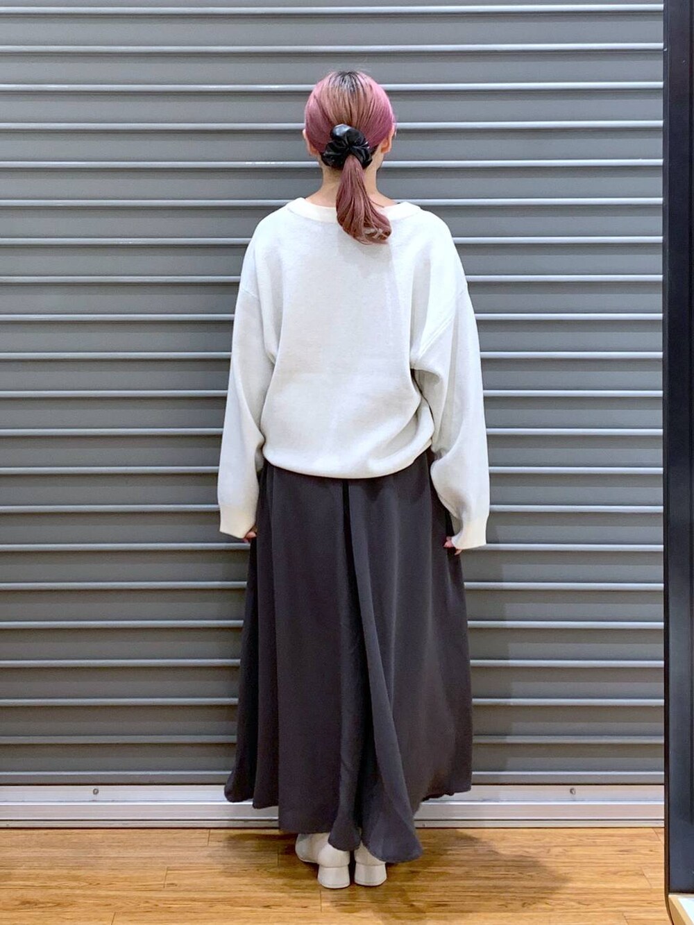 シルバー系のショルダーバッグ、グレー系のその他パンツ、ホワイト系のニット/セーターを着用したレディースの冬コーディネートの2枚目の写真