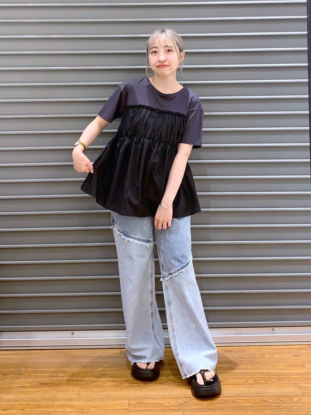 ブラック系のサンダル、ブラック系のショルダーバッグ、ブラック系のTシャツ/カットソーを着用したレディースの夏コーディネートの3枚目の写真