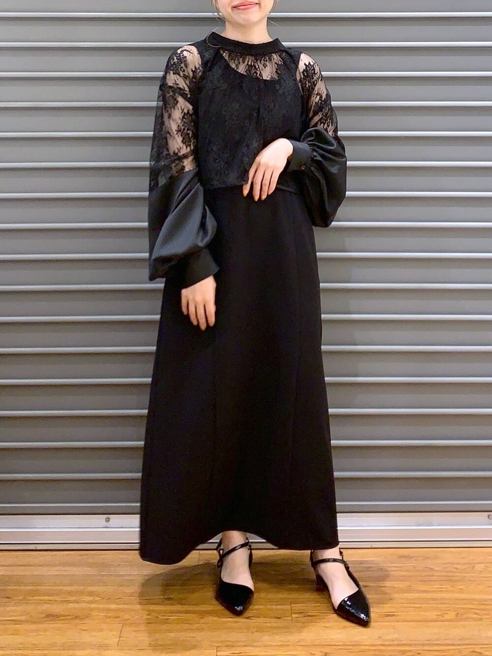 ブラック系のドレス、ブラック系のパンプスを着用したレディースの春コーディネートの6枚目の写真