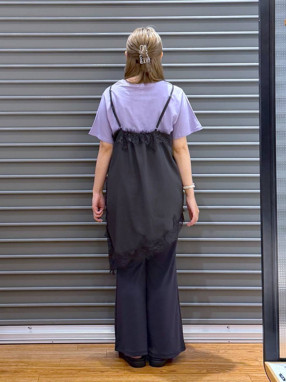 ブラック系のショルダーバッグ、ブラック系のサンダル、グレー系のその他パンツを着用したレディースの夏コーディネートの2枚目の写真
