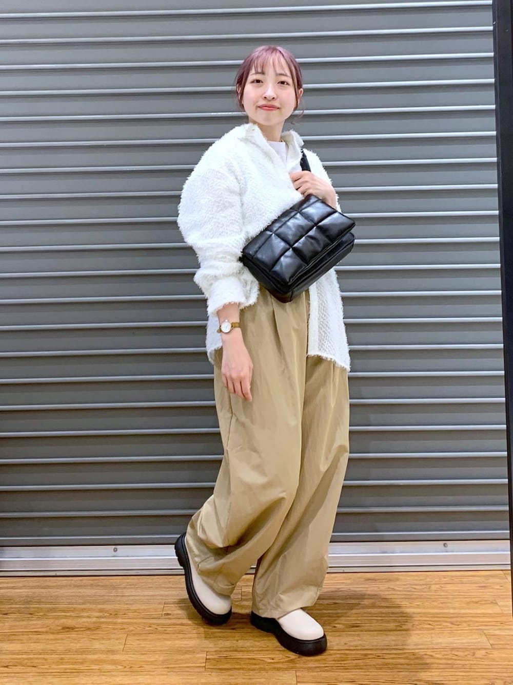 ブラック系のショルダーバッグ、グレー系のTシャツ/カットソー、ホワイト系のその他シューズを着用したレディースの春コーディネートの6枚目の写真