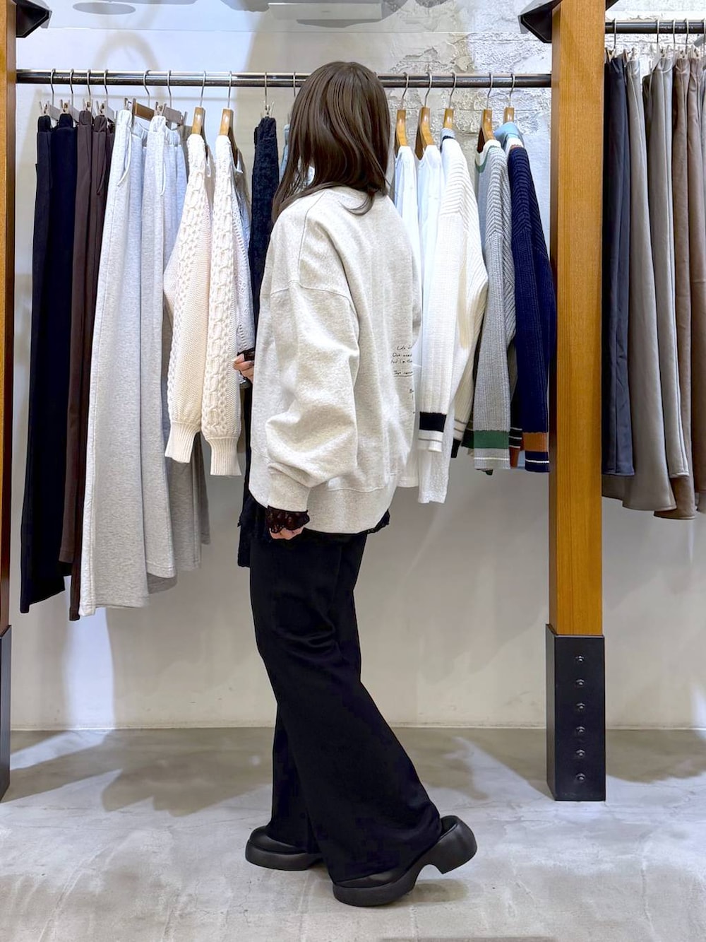 グレー系のショルダーバッグ、ブラック系のサンダル、ブラック系のその他パンツを着用したレディースの冬コーディネートの3枚目の写真